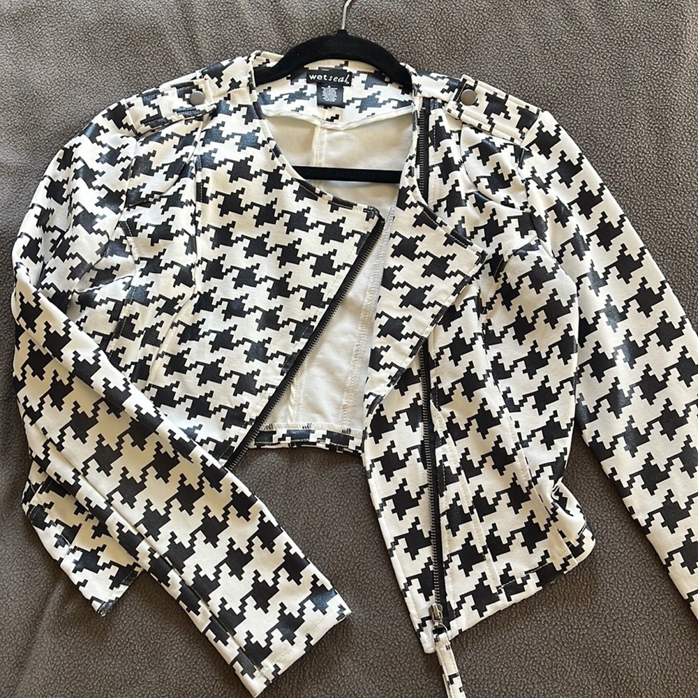 Stylish, Asymmetrical Houndstooth Blazer